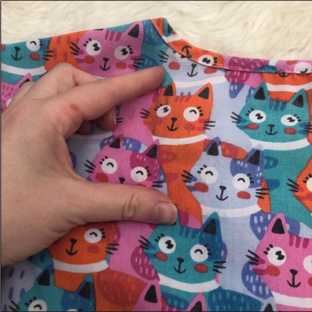 Cat Print Scrub Top - Picture 9 of 15